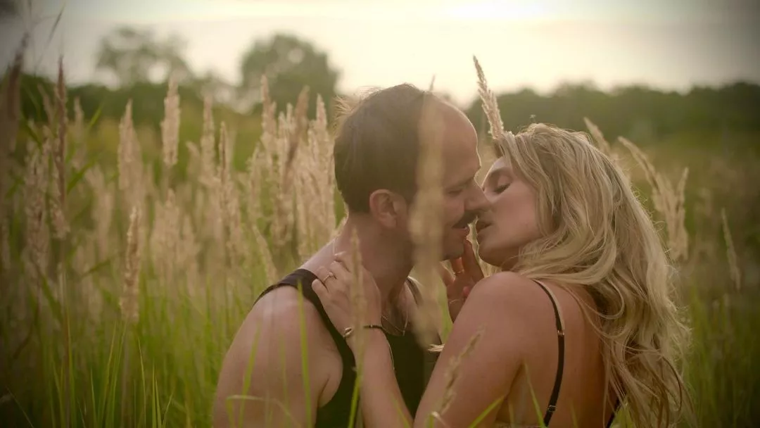 Namiętna i bardzo gorąca sesja w zbożu! Sławomir i Kajra rozbudzili wyobraźnię fanów!
